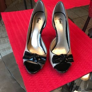 Ladies Black And tan leather pumps size 7.5